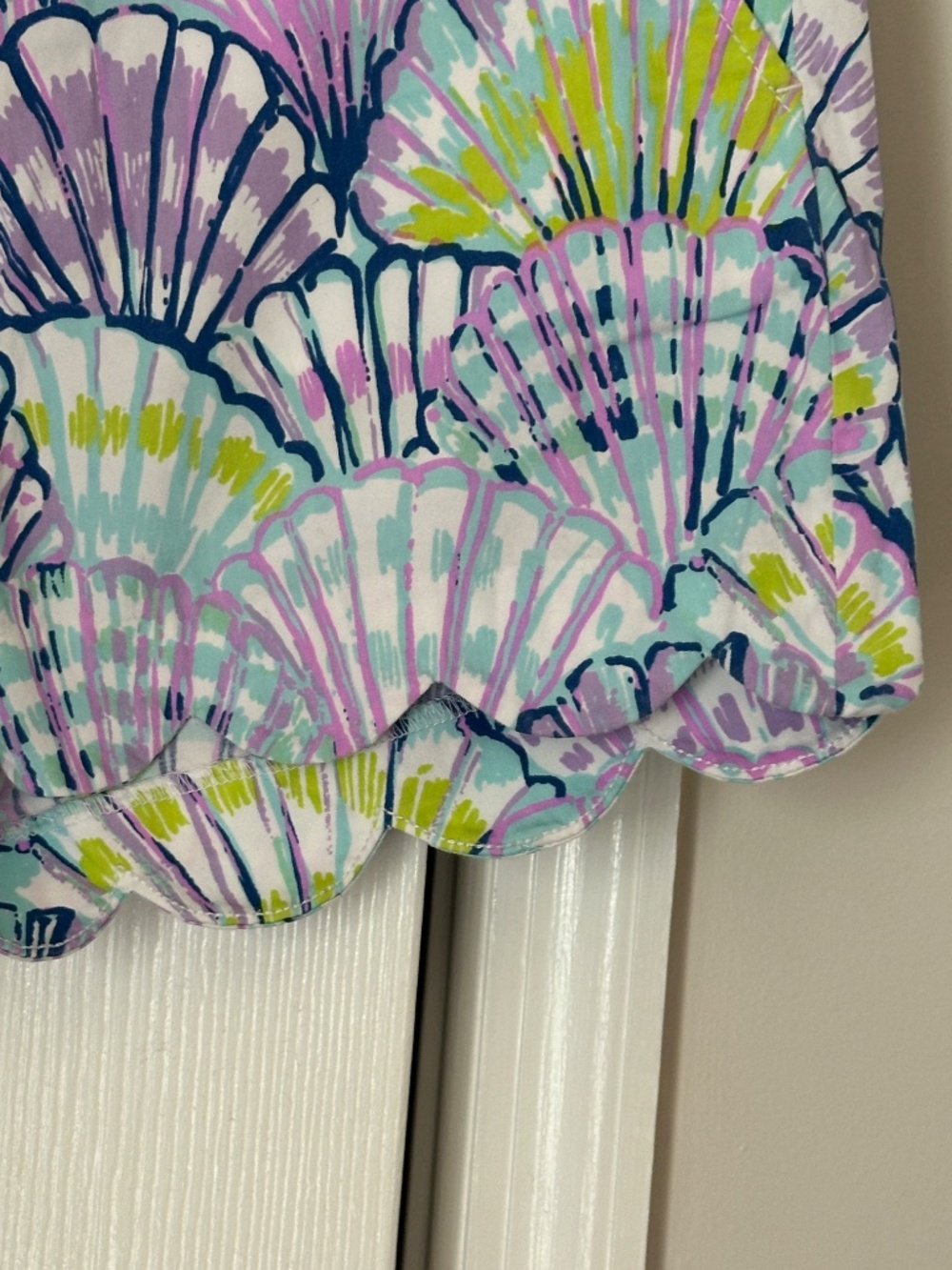 Lilly Pulitzer Oh Shello Pastel Print Buttercup Scalloped Hem Shorts Purple Sz 4 - Picture 2 of 7